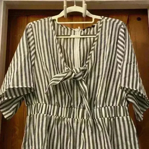 Striped Print Pocket Knot Flutter Sleeve Jumpsuit by Bloomchic. Size 12 New - Picture 2 of 8